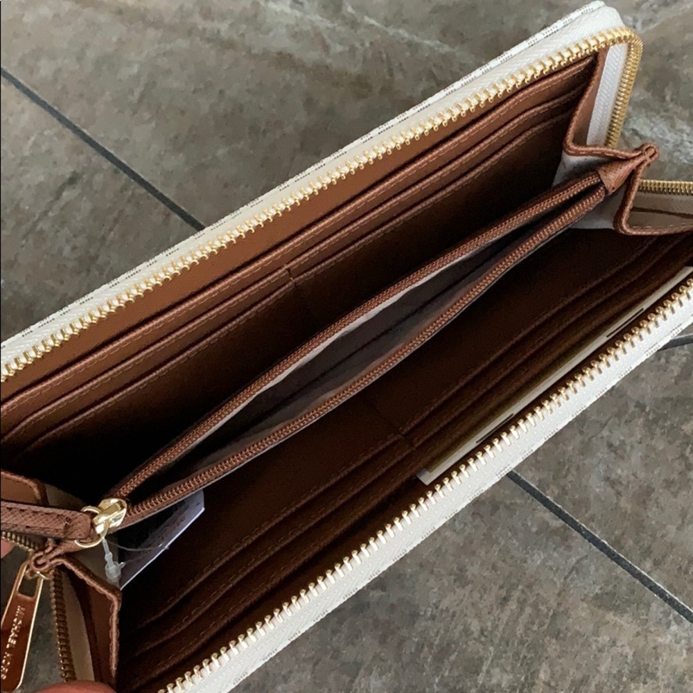MICHAEL KORS LG ZA CONTINENTAL VANILLA WALLET - Picture 13 of 16